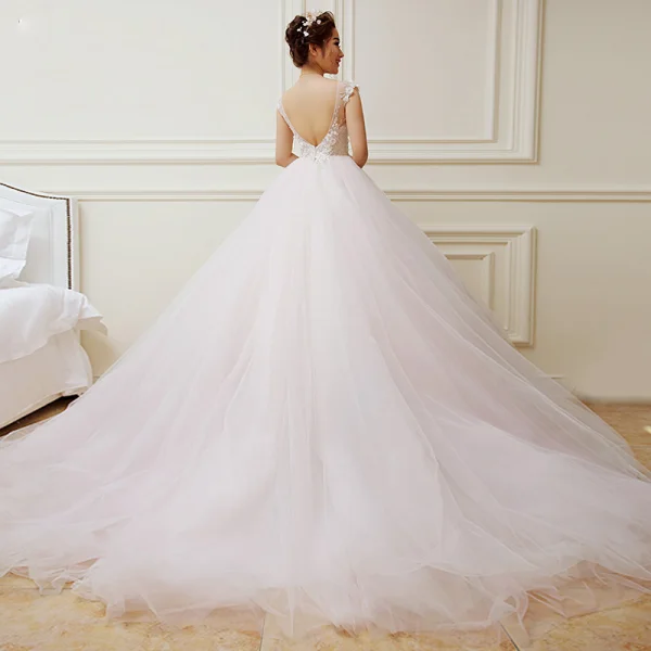 Charmant Ivory / Creme Rosa Brautkleider 2018 A Linie V-Ausschnitt Ärmellos Rückenfreies Applikationen Blumen Perlenstickerei Rüschen Kapelle-Schleppe