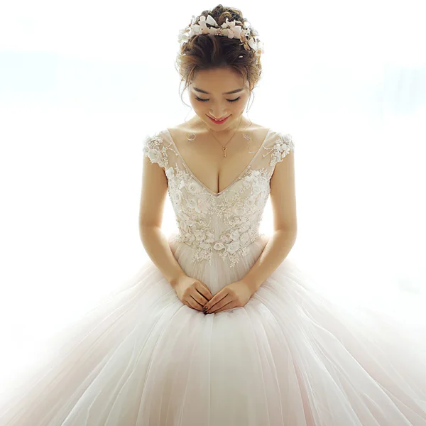 Charmant Ivory / Creme Rosa Brautkleider 2018 A Linie V-Ausschnitt Ärmellos Rückenfreies Applikationen Blumen Perlenstickerei Rüschen Kapelle-Schleppe