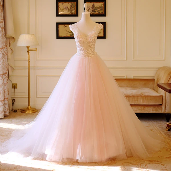Charmant Ivory / Creme Rosa Brautkleider 2018 A Linie V-Ausschnitt Ärmellos Rückenfreies Applikationen Blumen Perlenstickerei Rüschen Kapelle-Schleppe