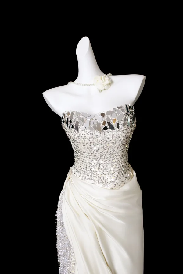 Sexy Ivory / Creme Perlenstickerei Pailletten Perle Quaste Gespaltete Front Abendkleider 2025 Meerjungfrau Bandeau Ärmellos Rückenfreies Sweep / Pinsel Zug Festliche Kleider