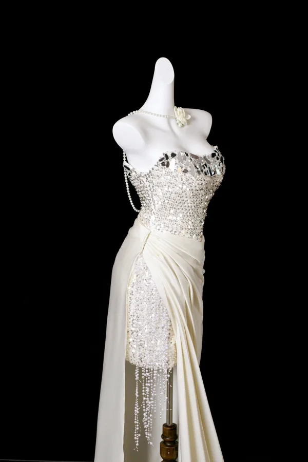 Sexy Ivory / Creme Perlenstickerei Pailletten Perle Quaste Gespaltete Front Abendkleider 2025 Meerjungfrau Bandeau Ärmellos Rückenfreies Sweep / Pinsel Zug Festliche Kleider