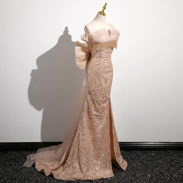 Charmant Gold Perlenstickerei Quaste Pailletten Gespaltete Front Ballkleider 2023 Meerjungfrau Bandeau Ärmellos Rückenfreies Schleife Sweep / Pinsel Zug Ball Festliche Kleider