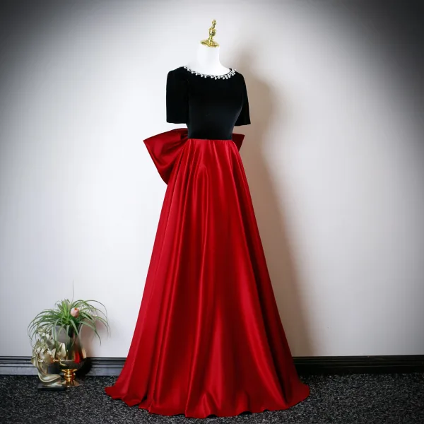 Elegante Burgunderrot Perle Strass Ballkleider 2025 A Linie Rundhalsausschnitt Kurze Ärmel Rückenfreies Schleife Lange Festliche Kleider