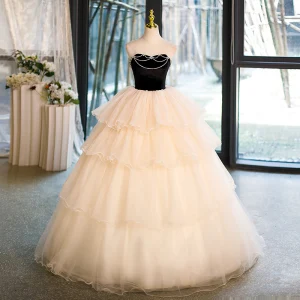 Charmig Champagne Rhinestone Cascading Volanger Balklänningar 2023 Balklänning Ärmlös Axelbandslös Halterneck Långa Formella Klänningar