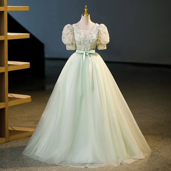 Élégant Vert Cendré Paillettes Appliques Robe De Bal 2023 Robe Boule V-Cou Manches Courtes Dos Nu Noeud Ceinture Longue Promo Robe De Ceremonie