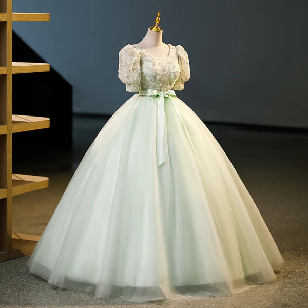 Élégant Vert Cendré Paillettes Appliques Robe De Bal 2023 Robe Boule V-Cou Manches Courtes Dos Nu Noeud Ceinture Longue Promo Robe De Ceremonie
