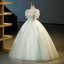 Élégant Vert Cendré Paillettes Appliques Robe De Bal 2023 Robe Boule V-Cou Manches Courtes Dos Nu Noeud Ceinture Longue Promo Robe De Ceremonie