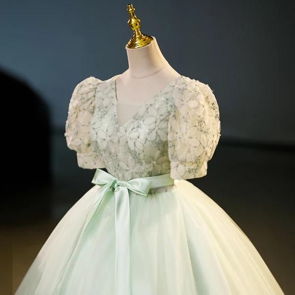 Élégant Vert Cendré Paillettes Appliques Robe De Bal 2023 Robe Boule V-Cou Manches Courtes Dos Nu Noeud Ceinture Longue Promo Robe De Ceremonie