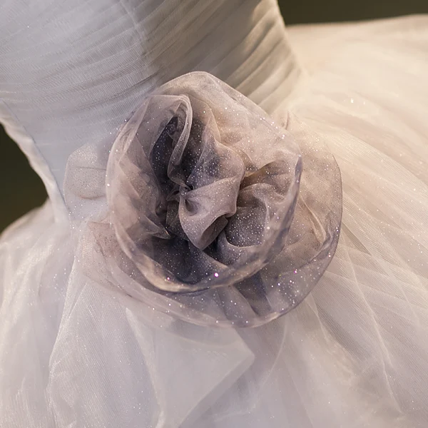 Mode Grau Glanz Fallende Rüsche Blumen Ballkleider 2023 Ballkleid Ärmellos Bandeau Rückenfreies Lange Ball Festliche Kleider