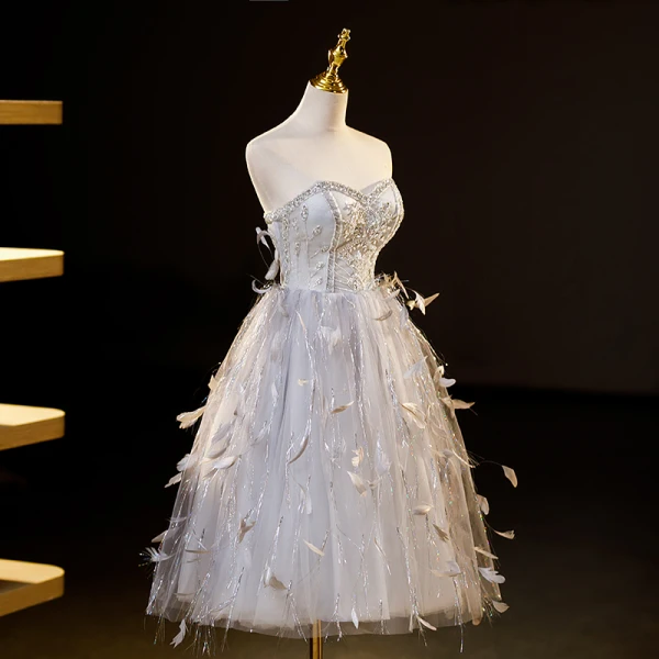 Haut de Gamme Sexy Argenté Gris Perlage Paillettes Plumes Robe De Fête 2023 Princesse Bustier Sans Manches Dos Nu Thé Longueur Cocktail Soirée Robe De Ceremonie
