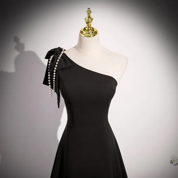 Chic / Beautiful Black Pearl Tassel Satin Prom Dresses 2023 A-Line / Princess One-Shoulder Bow Short Sleeve Backless Floor-Length / Long Formal Dresses