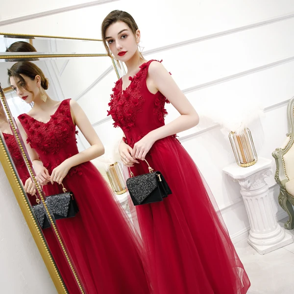 Chic / Beautiful Burgundy Evening Dresses 2020 A-Line / Princess V-Neck Sleeveless Appliques Lace Flower Ankle Length Ruffle Backless Formal Dresses
