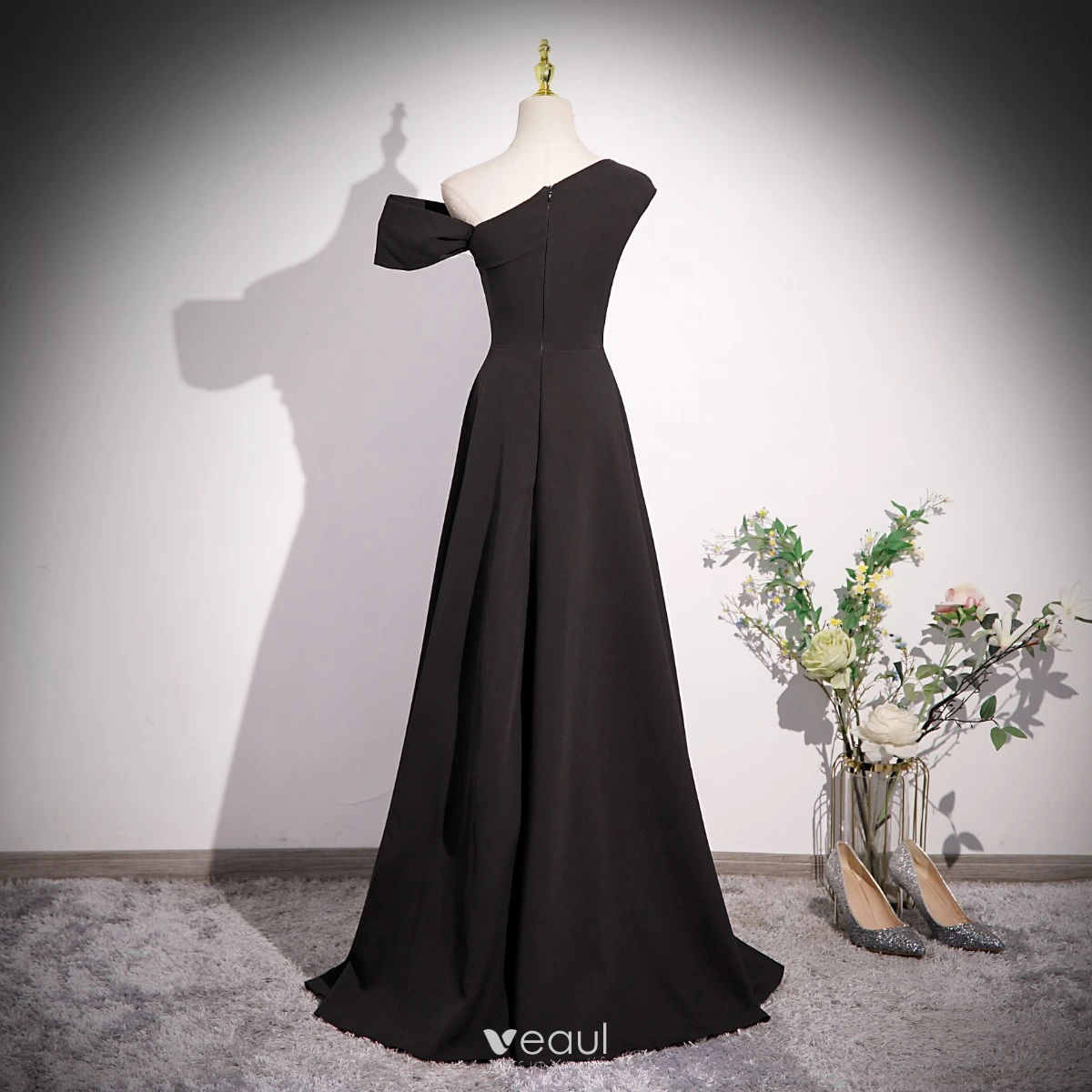 G904 (2), Black satin slit cut PreWedding Shoot Long Trail Gown, Size –  Style Icon www.dressrent.in