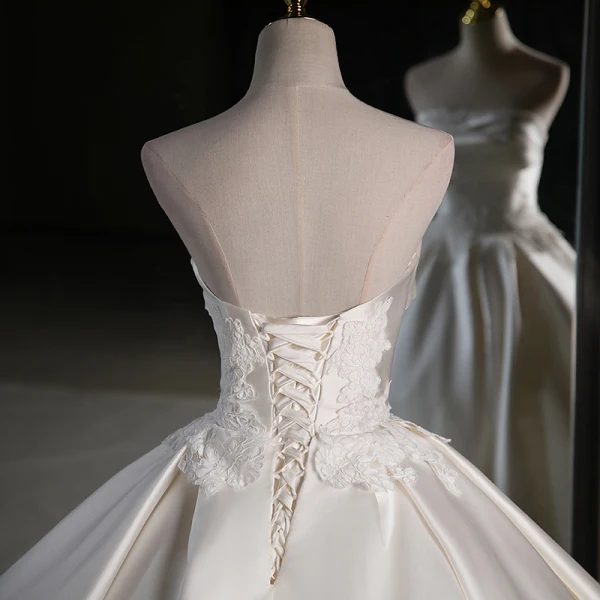 Elegant Champagne Lace Flower Satin Wedding Dresses 2023 Ball Gown Strapless Sleeveless Backless Floor-Length / Long Wedding
