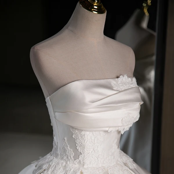 Elegant Champagne Lace Flower Satin Wedding Dresses 2023 Ball Gown Strapless Sleeveless Backless Floor-Length / Long Wedding