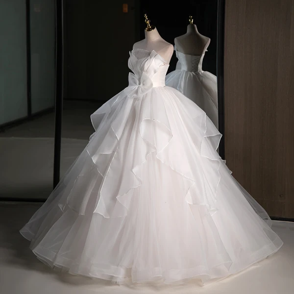 Modern / Fashion White Cascading Ruffles Wedding Dresses 2023 Ball Gown Strapless Bow Sleeveless Backless Floor-Length / Long Wedding