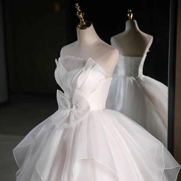 Modern / Fashion White Cascading Ruffles Wedding Dresses 2023 Ball Gown Strapless Bow Sleeveless Backless Floor-Length / Long Wedding
