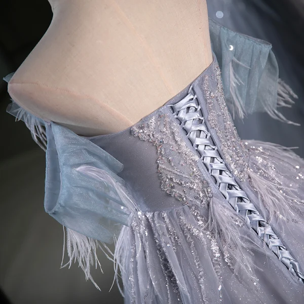 Charmant Grau Feder Perlenstickerei Pailletten Ballkleider 2023 A Linie Bandeau Ärmellos Rückenfreies Sweep / Pinsel Zug Ball Festliche Kleider