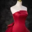 Charmant Bordeaux Satin Robe De Soirée 2023 Trompette / Sirène Bustier Sans Manches Dos Nu Noeud Train De Balayage Soirée Robe De Ceremonie