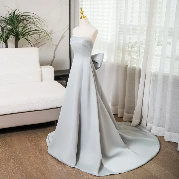 Schöne Grau A Linie Ballkleider 2024 Bandeau Ärmellos Rückenfreies Schleife Sweep / Pinsel Zug Ball Festliche Kleider