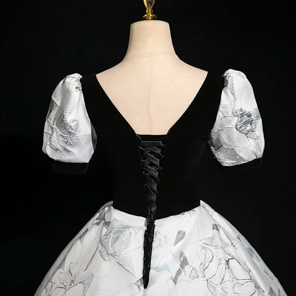 Élégant Gris Faux Diamant Impression Robe De Bal Robe Boule 2024 Encolure Carrée Manches Courtes Dos Nu Longue Promo Robe De Ceremonie