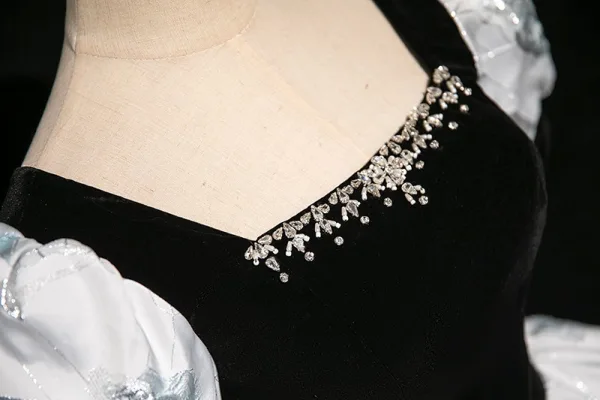 Élégant Gris Faux Diamant Impression Robe De Bal Robe Boule 2024 Encolure Carrée Manches Courtes Dos Nu Longue Promo Robe De Ceremonie