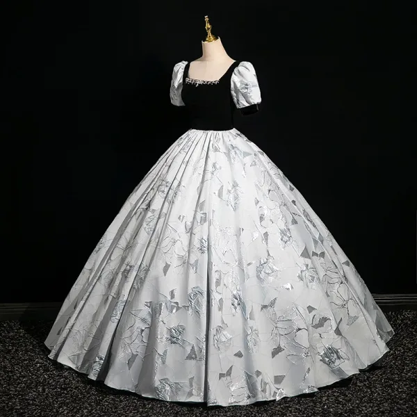 Élégant Gris Faux Diamant Impression Robe De Bal Robe Boule 2024 Encolure Carrée Manches Courtes Dos Nu Longue Promo Robe De Ceremonie