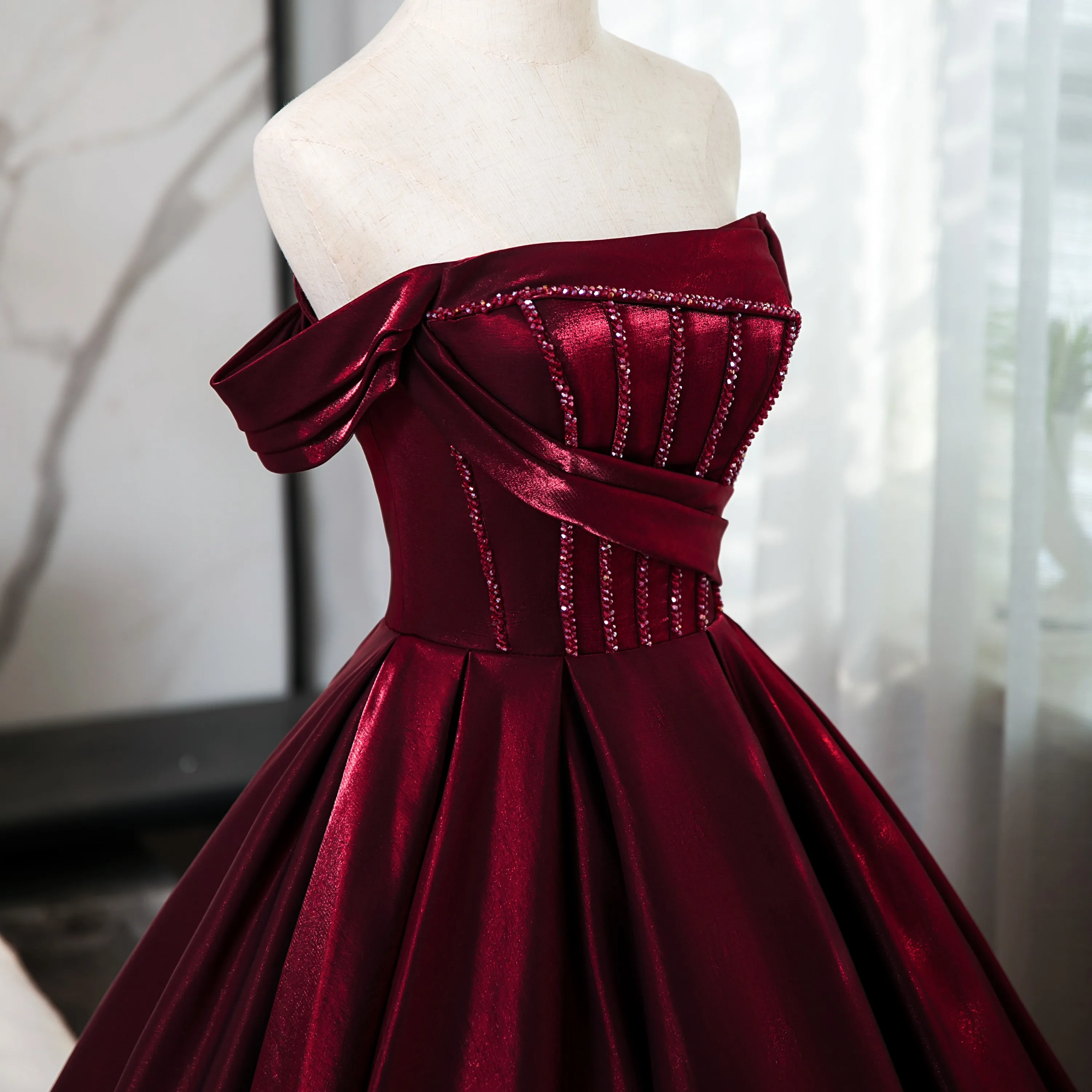 Vintage Retro Burgundy Rhinestone Velvet Prom Dresses 2024 Ball Gown Off-The-Shoulder