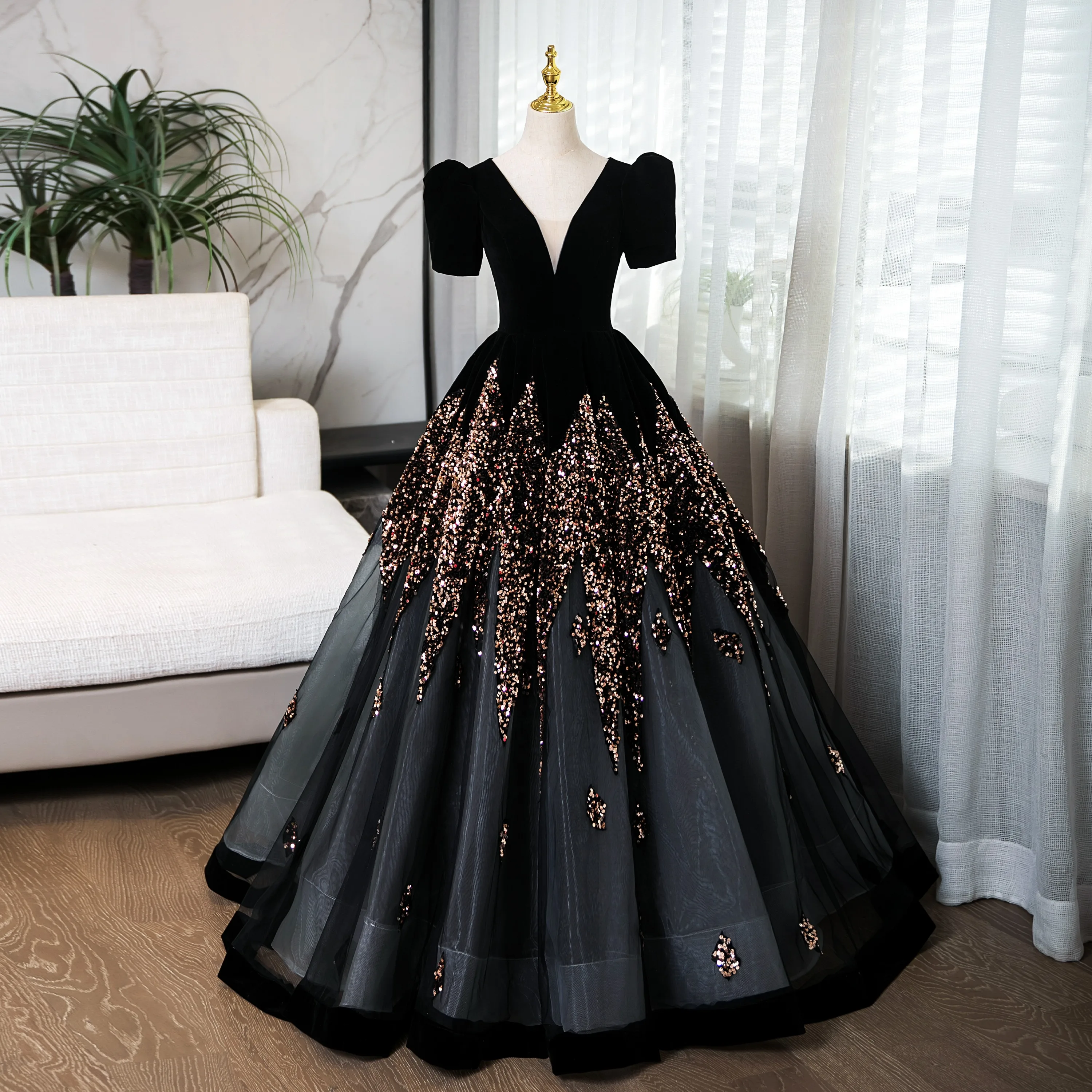 Elegant Black Sequins Prom Dresses 2024 Ball Gown V-Neck Short Sleeve Backless Long Prom