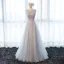 Chic / Belle Salle Robe De Ceremonie 2017 Robe De Soirée Gris Longue Princesse Volants en Cascade Ceinture Encolure Dégagée Sans Manches Dos Nu En Dentelle Appliques Perlage Perle