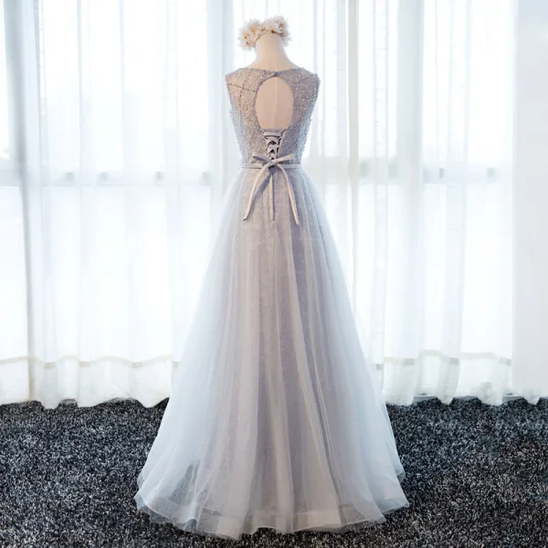 Chic / Belle Salle Robe De Ceremonie 2017 Robe De Soirée Gris Longue Princesse Volants en Cascade Ceinture Encolure Dégagée Sans Manches Dos Nu En Dentelle Appliques Perlage Perle