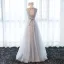 Chic / Belle Salle Robe De Ceremonie 2017 Robe De Soirée Gris Longue Princesse Volants en Cascade Ceinture Encolure Dégagée Sans Manches Dos Nu En Dentelle Appliques Perlage Perle