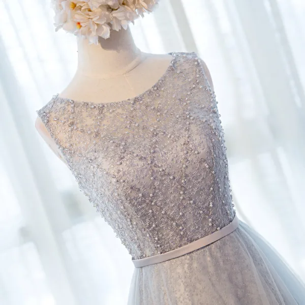 Chic / Belle Salle Robe De Ceremonie 2017 Robe De Soirée Gris Longue Princesse Volants en Cascade Ceinture Encolure Dégagée Sans Manches Dos Nu En Dentelle Appliques Perlage Perle