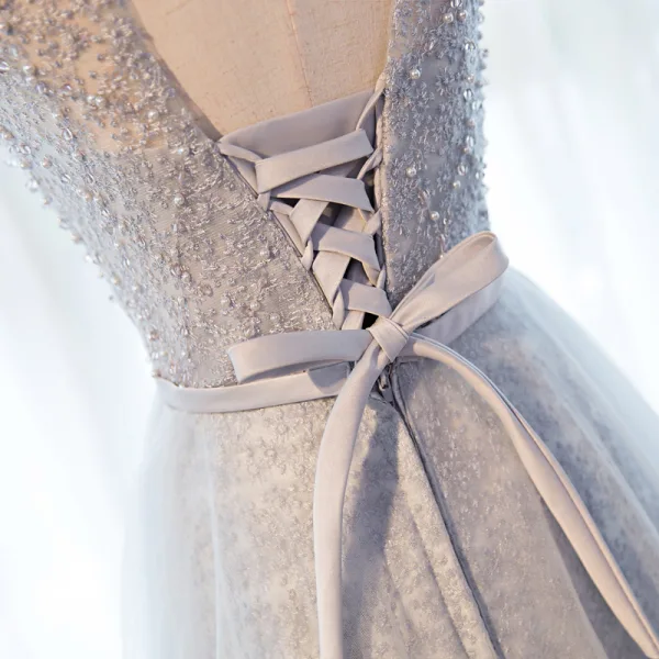 Chic / Belle Salle Robe De Ceremonie 2017 Robe De Soirée Gris Longue Princesse Volants en Cascade Ceinture Encolure Dégagée Sans Manches Dos Nu En Dentelle Appliques Perlage Perle