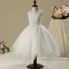 Chic / Belle Église Robe Pour Mariage 2017 Robe Ceremonie Fille Blanche Asymétrique Robe Boule Volants en Cascade Encolure Dégagée Sans Manches Perle Appliques Fleur