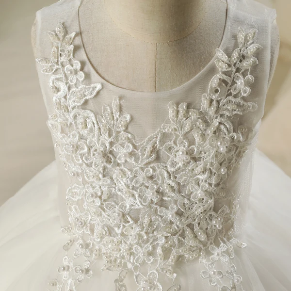Schöne Kirche Kleider Für Hochzeit 2017 Mädchenkleider Weiß Asymmetrisch Ballkleid Fallende Rüsche Rundhalsausschnitt Ärmellos Perle Applikationen Blumen