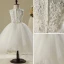 Chic / Belle Église Robe Pour Mariage 2017 Robe Ceremonie Fille Blanche Asymétrique Robe Boule Volants en Cascade Encolure Dégagée Sans Manches Perle Appliques Fleur