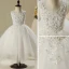 Chic / Belle Église Robe Pour Mariage 2017 Robe Ceremonie Fille Blanche Asymétrique Robe Boule Volants en Cascade Encolure Dégagée Sans Manches Perle Appliques Fleur