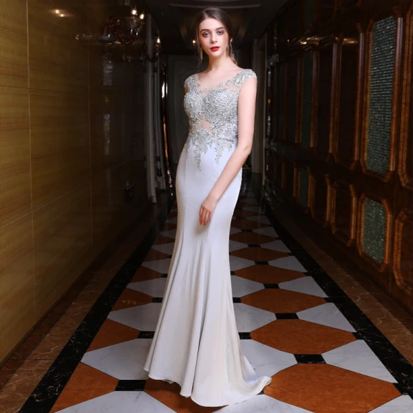 Sexy Grau Durchsichtige Abendkleider 2018 Mermaid Rundhalsausschnitt Ärmellos Pailletten Strass Sweep / Pinsel Zug Rüschen Festliche Kleider