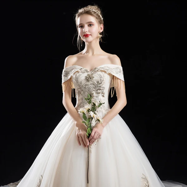 Élégant Champagne Robe De Mariée 2018 Princesse En Dentelle Fleur Perlage Gland Faux Diamant De l'épaule Dos Nu Manches Courtes Cathedral Train Mariage