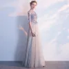 Elegante Abendkleider 2018 Empire Spitze Blumen Applikationen Perle Rundhalsausschnitt Rückenfreies 1/2 Ärmel Lange Festliche Kleider
