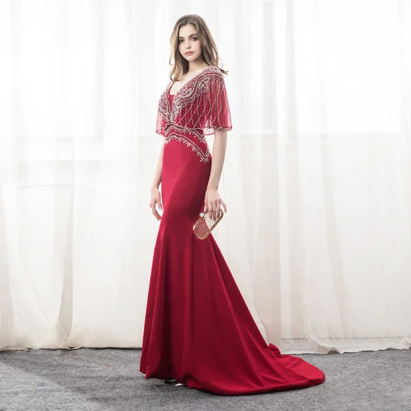 Lyx Burgundy Aftonklänningar 2018 Trumpet / Sjöjungfru Beading Kristall Rhinestone V-Hals Halterneck 1/2 ärm Domstol Tåg Formella Klänningar