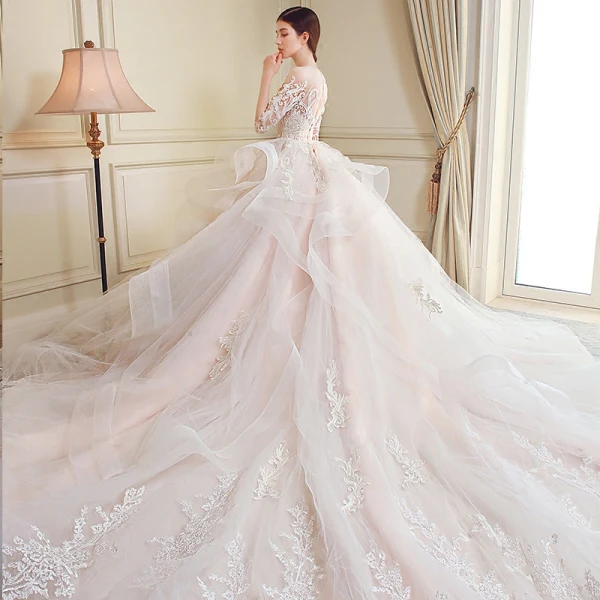 Moderne / Mode Volants en Cascade Robe De Mariée 2018 Robe Boule En Dentelle Appliques Brodé Encolure Dégagée Dos Nu 3/4 Manches Royal Train Mariage