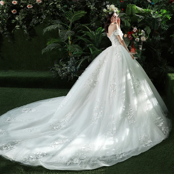 Schöne Weiß Brautkleider 2018 Ballkleid Applikationen Strass Off Shoulder Rückenfreies Ärmellos Königliche Schleppe Hochzeit