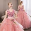 Abordable Rose Bonbon Robe De Bal 2018 Robe Boule En Dentelle Fleur Appliques Perle Faux Diamant Volants en Cascade V-Cou Dos Nu Sans Manches Longue Robe De Ceremonie