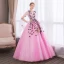 Abordable Rose Bonbon Robe De Bal 2018 Robe Boule En Dentelle Fleur Appliques Noeud V-Cou Dos Nu Manches Longues Longue Robe De Ceremonie