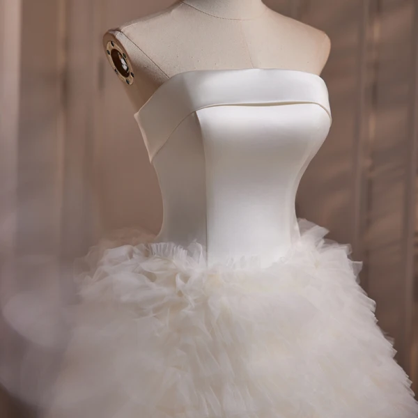 Chic / Beautiful White Satin Ruffle Short Party Dresses 2024 A-Line / Princess Strapless Sleeveless Backless Cocktail Party Evening Party Formal Dresses