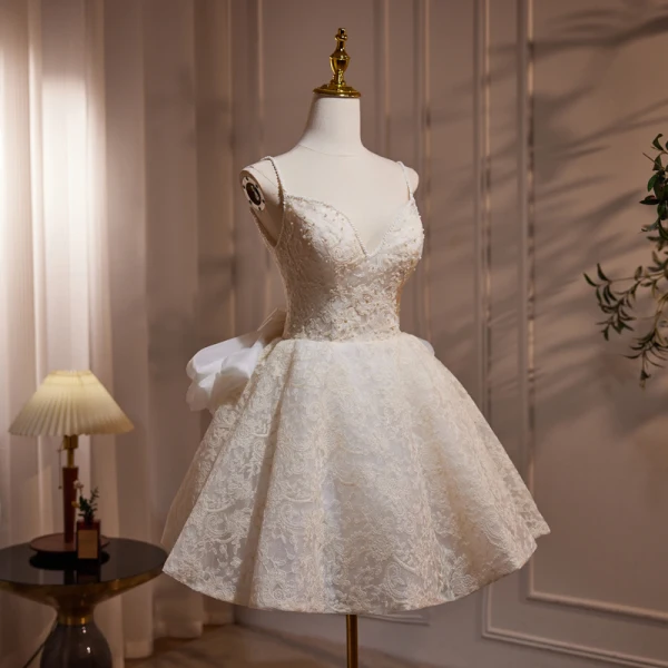 Charmant Beige Perle En Dentelle Fleur Courte Robe De Fête 2024 Bretelles Spaghetti Sans Manches Dos Nu Noeud Robe De Ceremonie