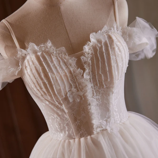 Charmant Blanche Perlage En Dentelle Fleur Appliques Courte Robe De Fête 2024 Robe Boule Bretelles Spaghetti Sans Manches Dos Nu Robe De Ceremonie