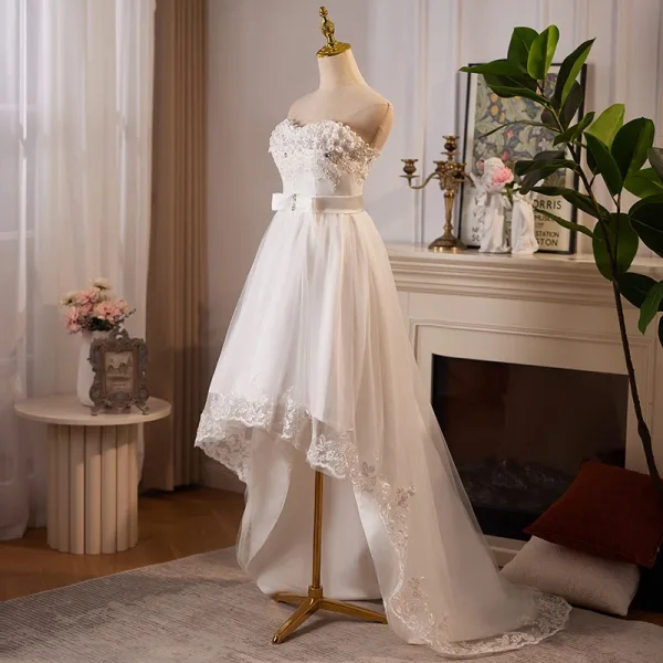 Schlicht Weiß Strass Spitze Blumen Applikationen Leichtes Brautkleider / Hochzeitskleider 2024 A Linie Bandeau Ärmellos Rückenfreies Sweep / Pinsel Zug Hochzeit